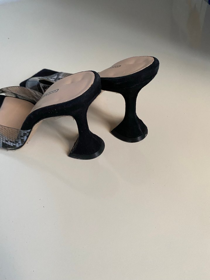 Pembe  ve Siyah Yılan Desenli  Topuklu Terlik - Görsel 2