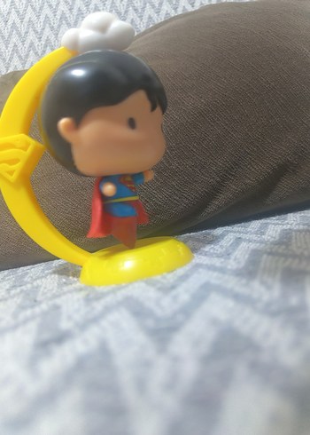 Renkli Sarı Superman Figürü