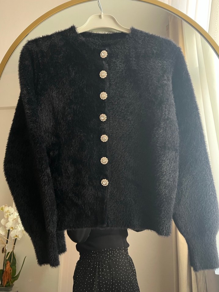 Siyah Düğmeli Kadın Hırka - Görsel 2