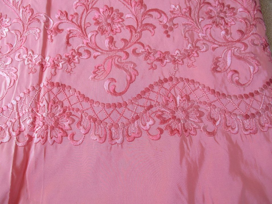 İşlemeli Parlak Pembe Yatak Örtüsü - Görsel 3