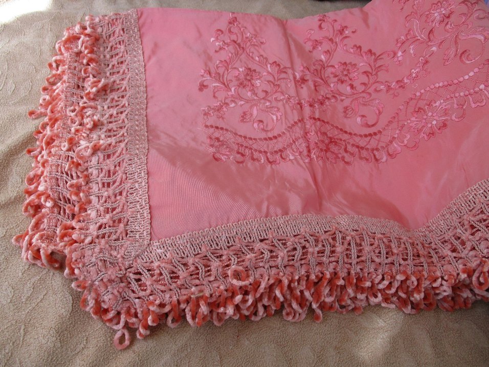 İşlemeli Parlak Pembe Yatak Örtüsü - Görsel 2