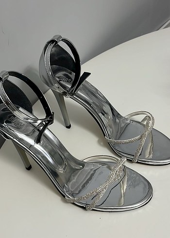 Çapraz taş işlemeli yüksek topuk gümüş abiye ayakkabı - Görsel 2