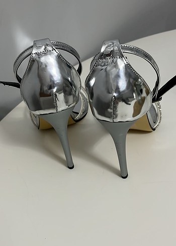 Çapraz taş işlemeli yüksek topuk gümüş abiye ayakkabı - Görsel 3