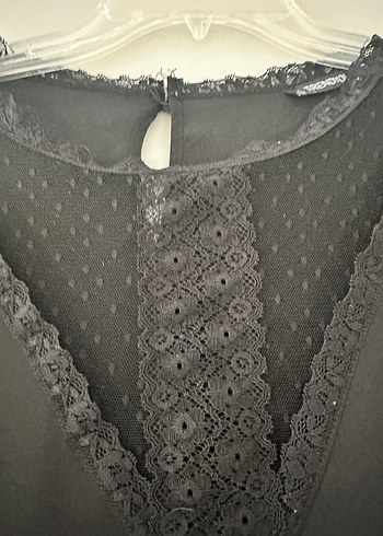 Dantel Detaylı Siyah V Yaka Gömlek - Görsel 4