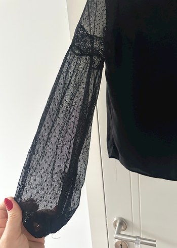 Dantel Detaylı Siyah V Yaka Gömlek - Görsel 2