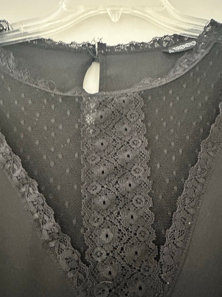 Dantel Detaylı Siyah V Yaka Gömlek - Görsel 4