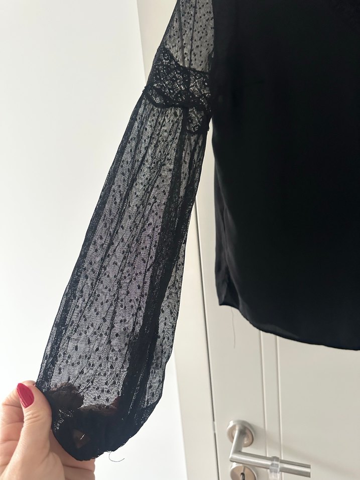 Dantel Detaylı Siyah V Yaka Gömlek - Görsel 2