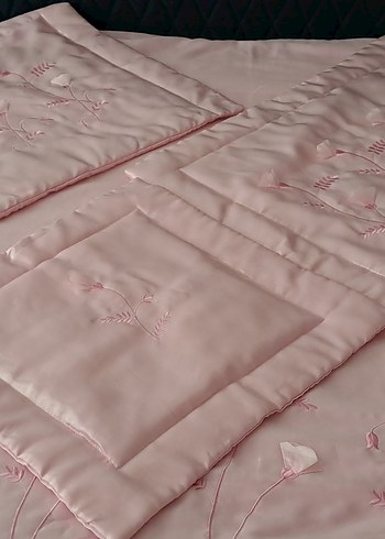 Nakışlı Pembe Yatak Örtüsü - Görsel 2