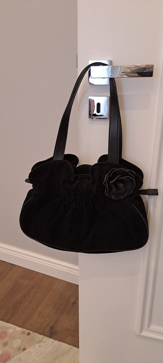 Siyah Kadife Fırfırlı Gül Detaylı El Çantası - Görsel 3