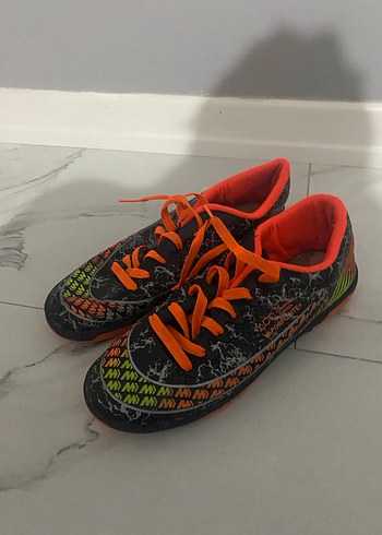 Kinetix Renkli Yılan Desenli Erkek Futbol Ayakkabısı