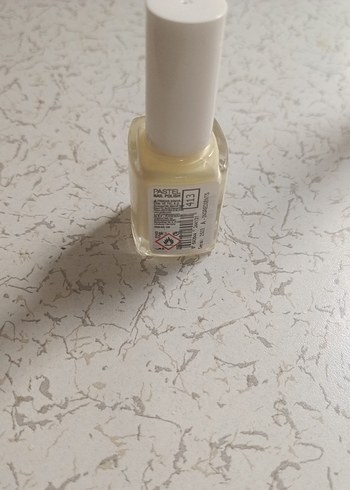 Pastel pastel sarı oje