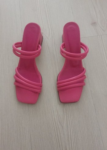 Pembe Topuklu Minimalist Kadın Sandalet