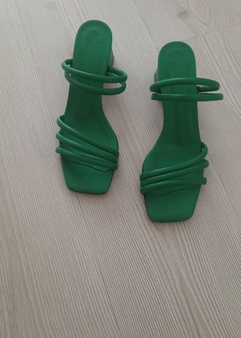 yeşil topuklu terlik