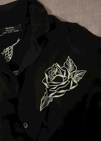 Bershka Siyah Gül Baskılı Düğmeli Goth Kadın Gömlek