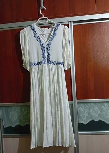 V Yaka Nakışlı Beyaz Uzun Elbise - Görsel 3