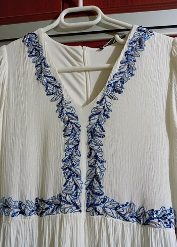 V Yaka Nakışlı Beyaz Uzun Elbise - Görsel 2