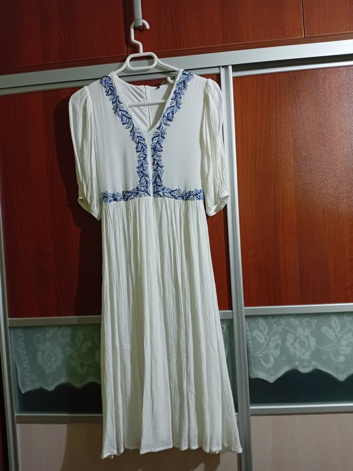 V Yaka Nakışlı Beyaz Uzun Elbise - Görsel 3