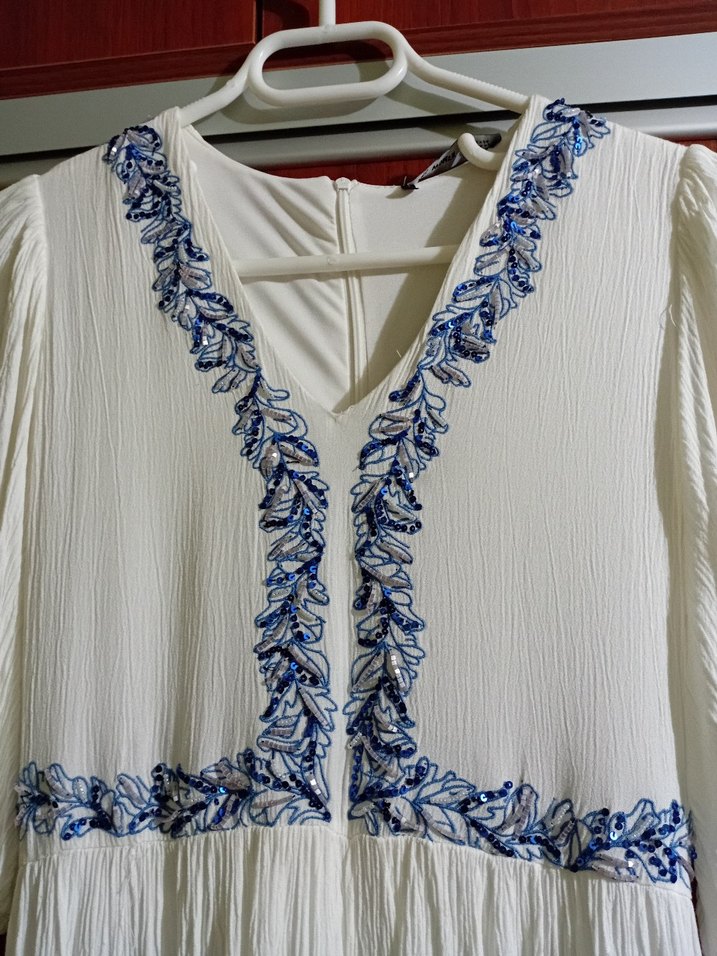 V Yaka Nakışlı Beyaz Uzun Elbise - Görsel 2