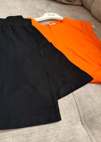Turuncu Kolsuz Mini Spor Üst ve siyah şort tayt - Görsel 4