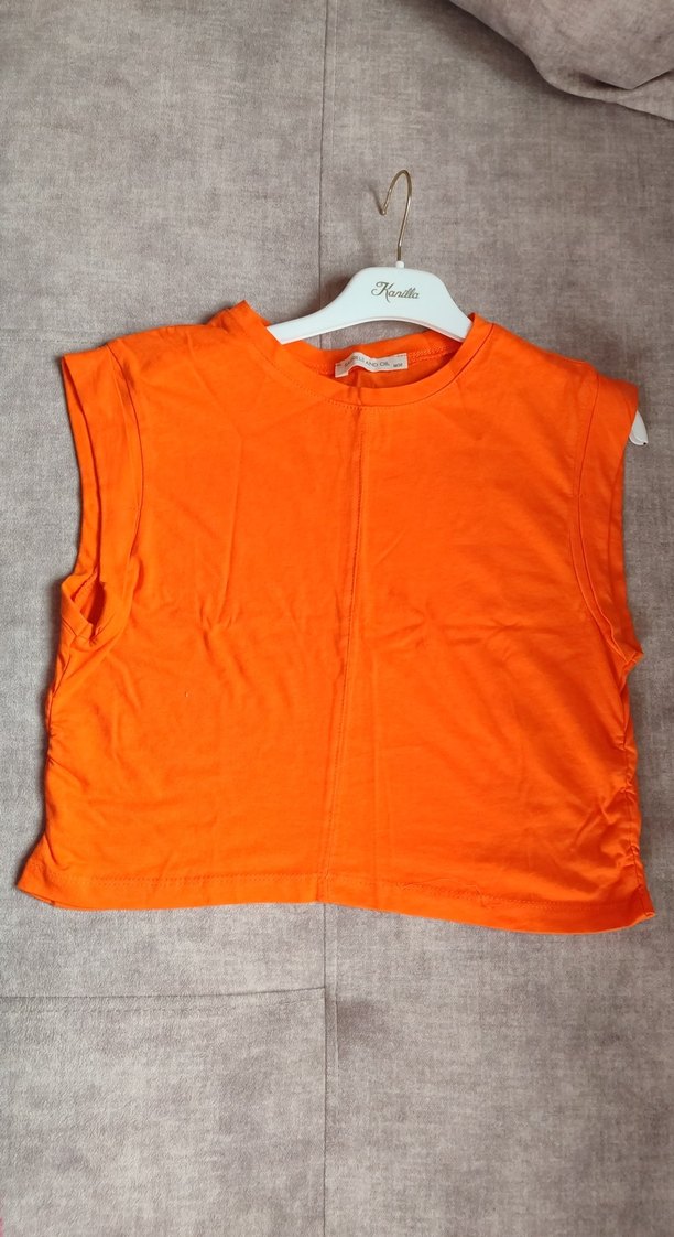 Turuncu Kolsuz Mini Spor Üst ve siyah şort tayt - Görsel 3