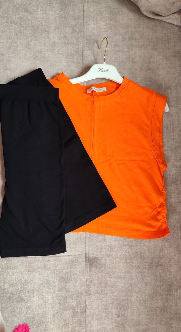 Turuncu Kolsuz Mini Spor Üst ve siyah şort tayt - Görsel 2