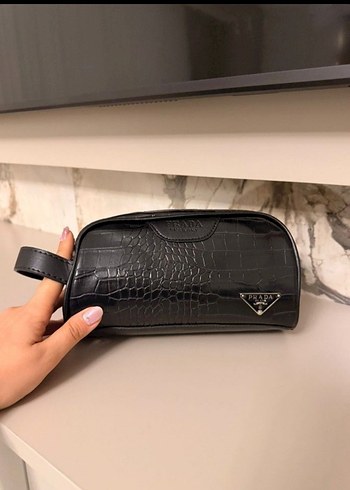 Prada Siyah Deri Yilan Desenli Makyaj Cantasi
