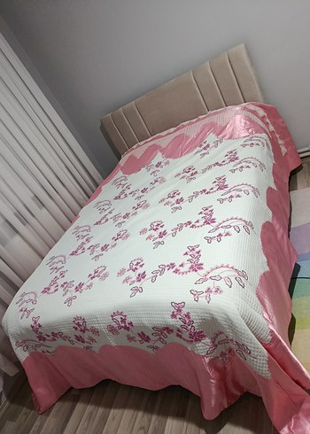 Pembe Nakışlı Yatak Örtüsü - Görsel 3