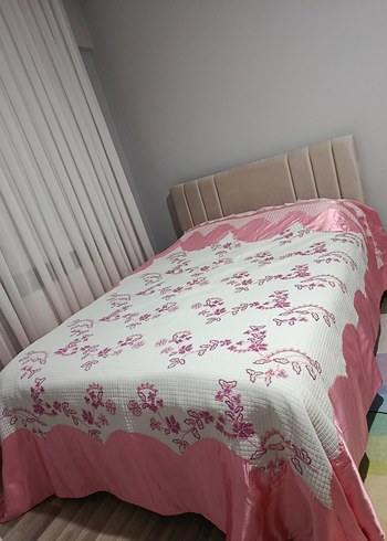 Pembe Nakışlı Yatak Örtüsü - Görsel 2