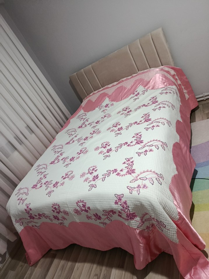 Pembe Nakışlı Yatak Örtüsü - Görsel 3
