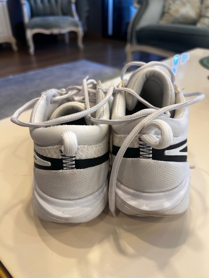 Nike Beyaz Bağcıklı Basketbol Ayakkabısı - Görsel 4