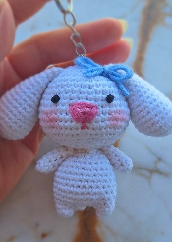 Mavi fiyonk detaylı beyaz amigurumi oyuncak anahtarlık