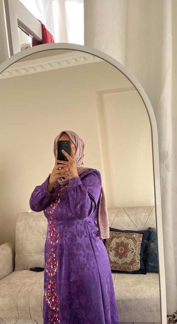Mor Uzun Bağlama Desenli Tesettür Elbise el dikimi - Görsel 3