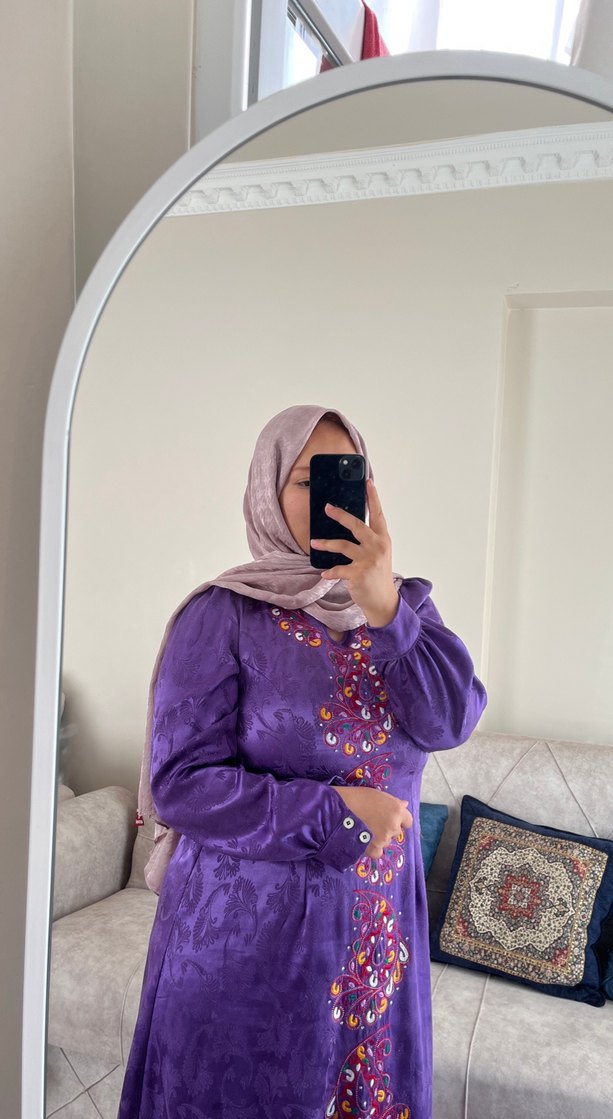 Mor Uzun Bağlama Desenli Tesettür Elbise el dikimi - Görsel 2