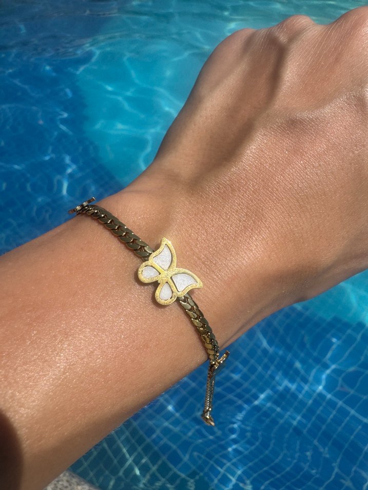 Altın Renk Beyaz Kelebek Detay Çelik Bileklik - Görsel 3