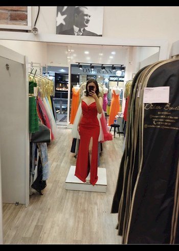 Diğer Kırmızı abiye elbise yırtmaçlı straplez