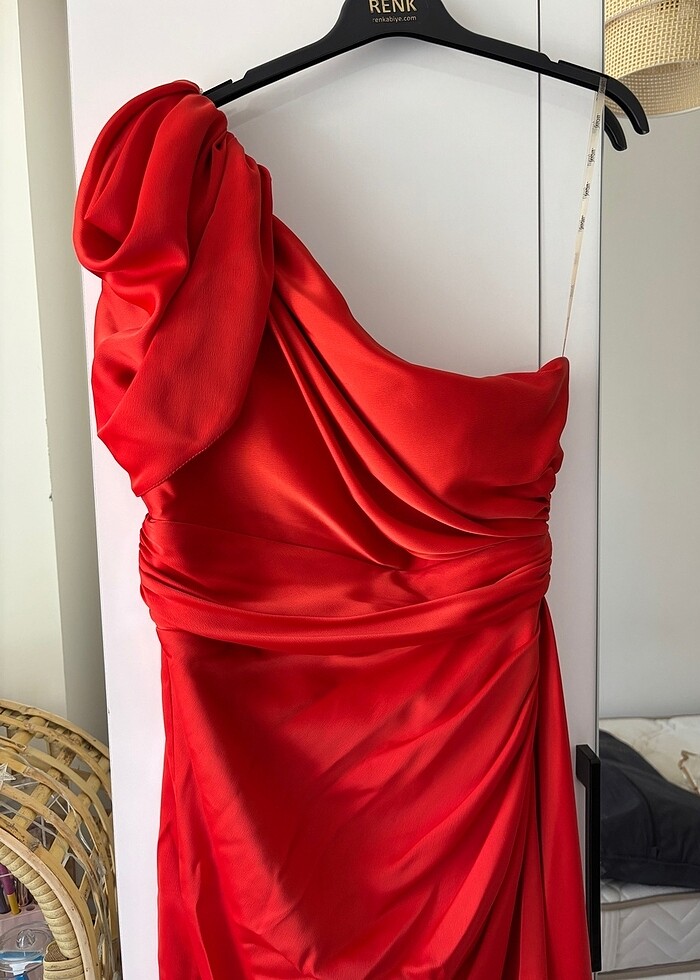 Kırmızı saten elbise - Görsel 2