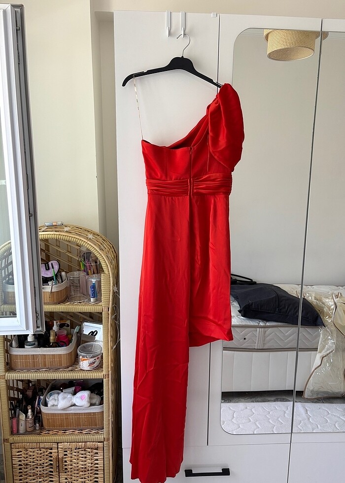 Kırmızı saten elbise - Görsel 3