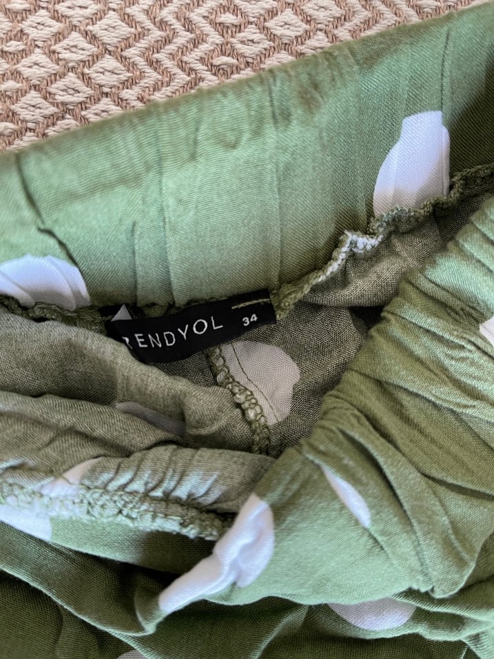 Yeşil Puantiyeli Uzun Volanlı Etek - Görsel 3