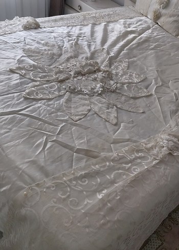 Nakışlı krem Yatak Örtüsü - Görsel 2