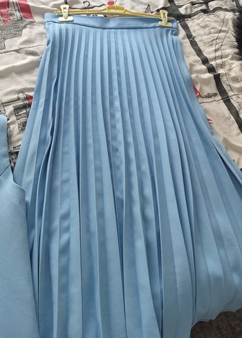 Mavi Pilili Mini Kadın Takım ceketin kemeri de vardır - Görsel 3