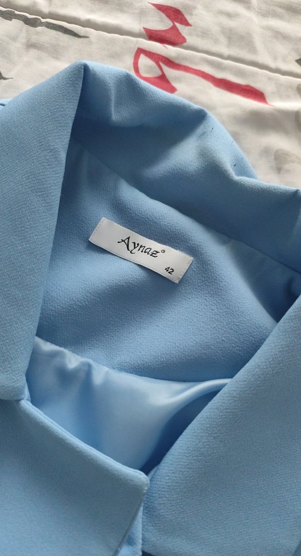 Mavi Pilili Mini Kadın Takım ceketin kemeri de vardır - Görsel 4