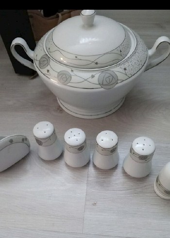 Gri Desenli Beyaz Porselen Sofra Takımı