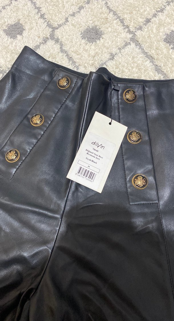 Düğmeli Siyah Deri Mini Şort - Görsel 3