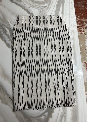 Kadın Beyaz Gri Zebra Desenli Pilili Uzun Kalem Etek