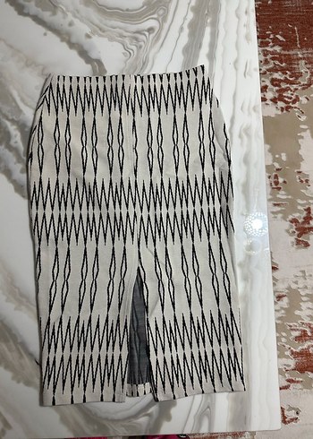Kadın Beyaz Gri Zebra Desenli Pilili Uzun Kalem Etek
