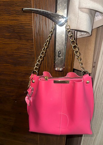 Zincir Detaylı Parlak Pembe Deri Kadın Çanta - Görsel 2