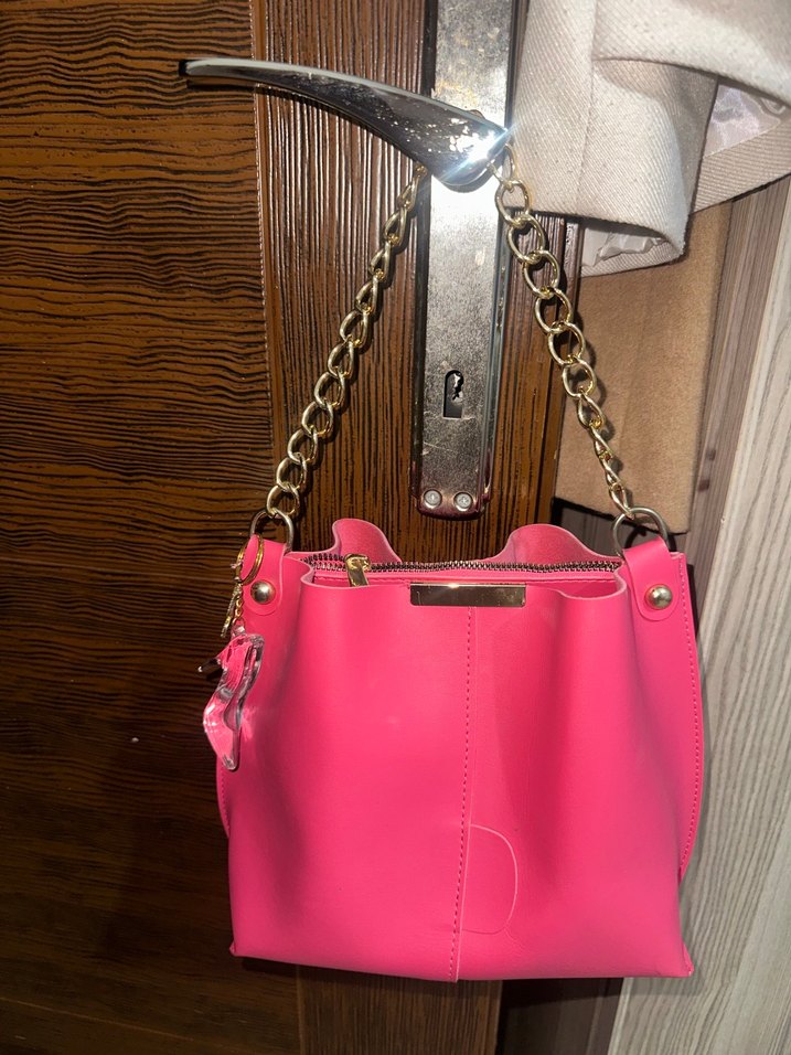 Zincir Detaylı Parlak Pembe Deri Kadın Çanta - Görsel 2