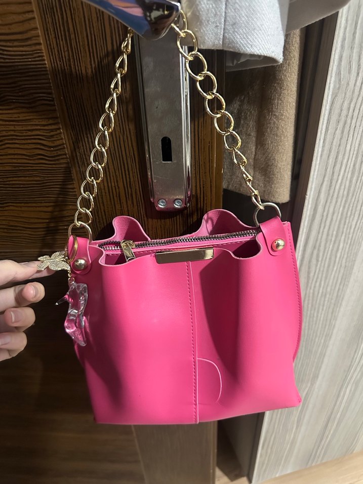 Zincir Detaylı Parlak Pembe Deri Kadın Çanta - Görsel 3