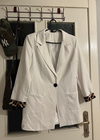 Leopar Detaylı Beyaz Kadın Ceket