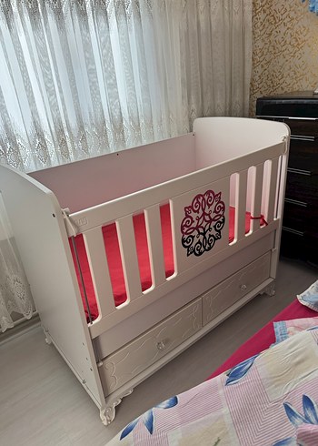 Beyaz Ahşap Bebek Beşiği